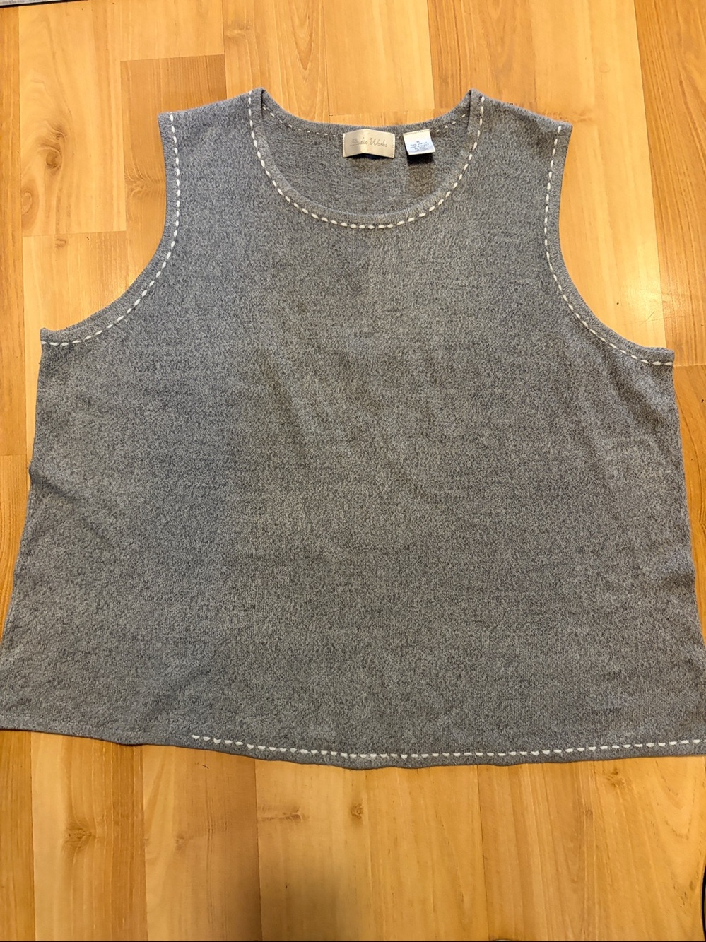 🤩 - Sleeveless XL Gray and white stitching Top